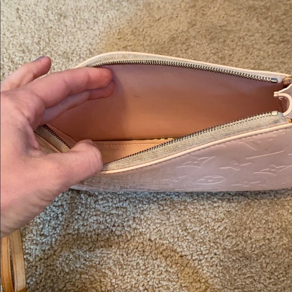 Great condition can be cross body or wristlet ! - Picture 5 of 12